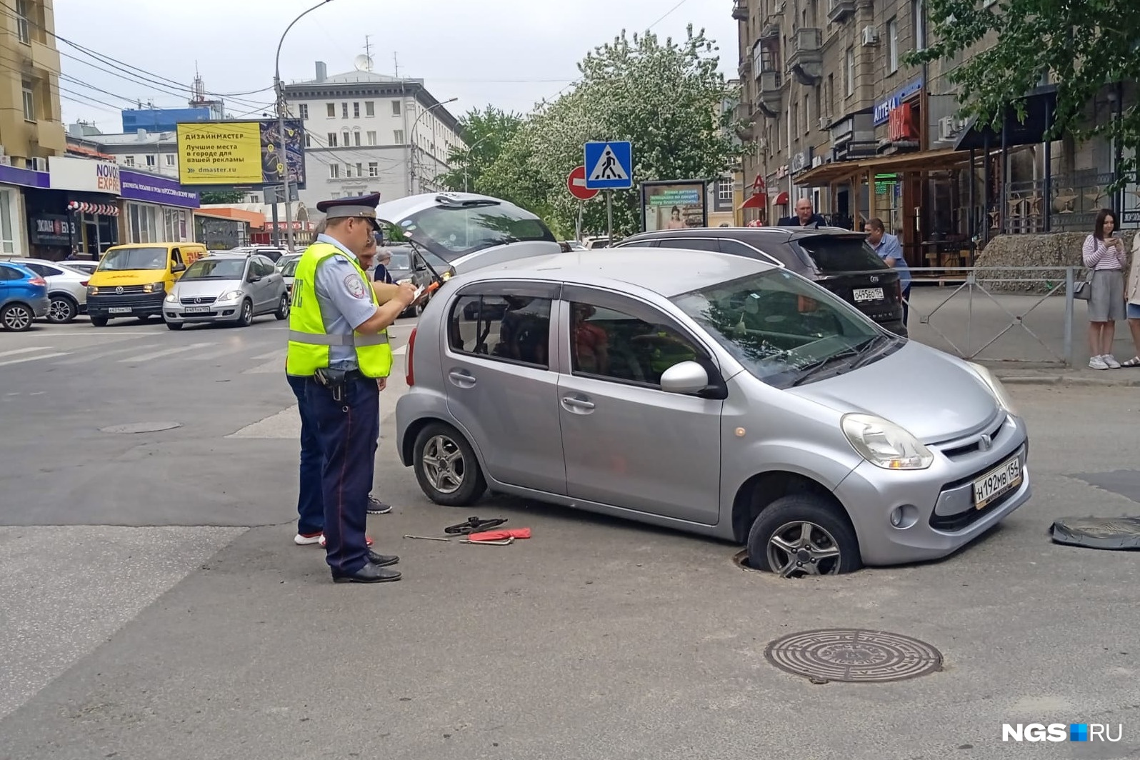 На улице Ленина машина провалилась колесом в открытый люк