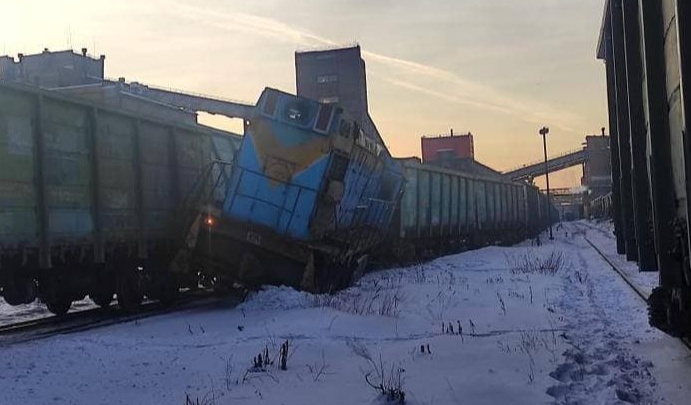 На Урале столкнулись два поезда. С рельсов сошли вагоны и локомотив
