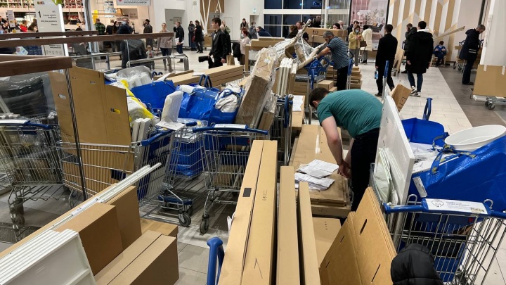 «Без работы нас не оставили»: чем занимаются продавцы IKEA, пока в магазине нет покупателей