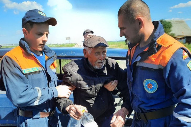 Дедушка сильно ослаб, но смог при помощи спасателей дойти до дома Дедушка сильно ослаб, но смог при помощи спасателей дойти до дома