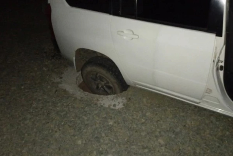 Неизвестные украли 12 крышек с канализационных люков в поселке Аэропорт в Чите