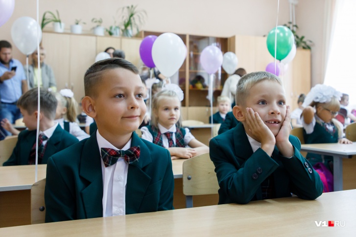 Включать российский гимн в школах начали с весны
