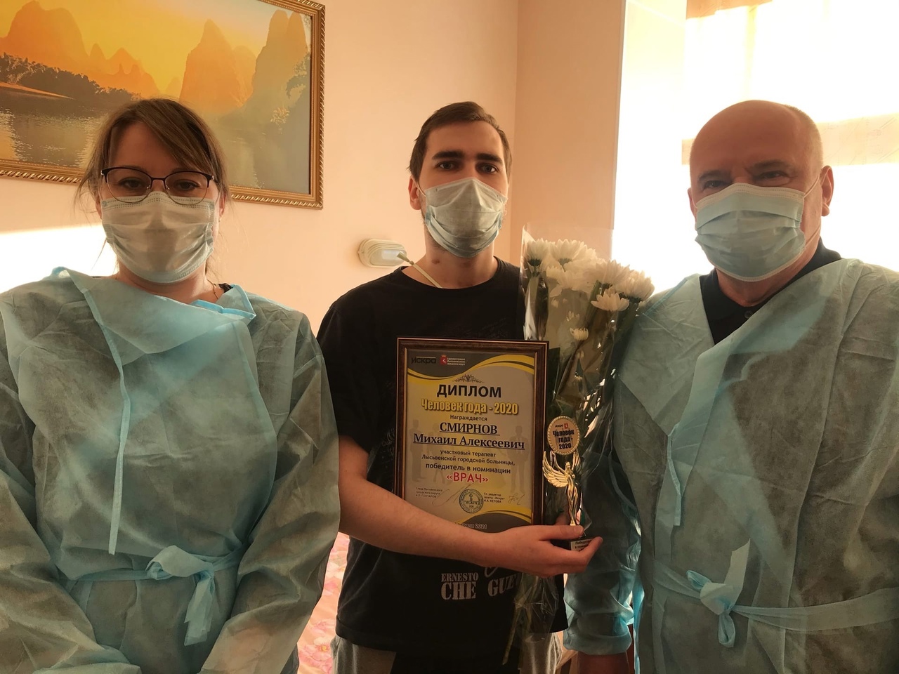 Награждение Михаила проходило в палате. Поздравить приехали главный редактор газеты «Искра» Ирина Кетова и глава города Александр Гончаров Награждение Михаила проходило в палате. Поздравить приехали главный редактор газеты «Искра» Ирина Кетова и глава города Александр Гончаров