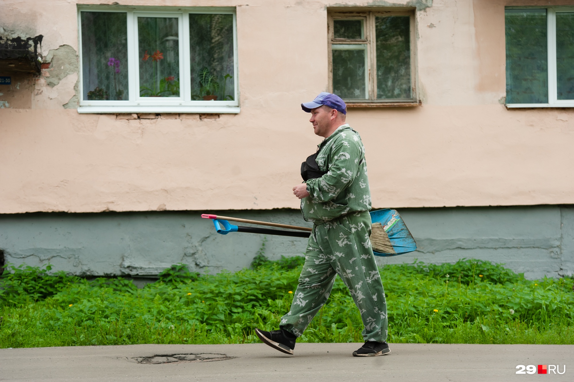 На вооружении у Дмитрия только метла и лопата На вооружении у Дмитрия только метла и лопата