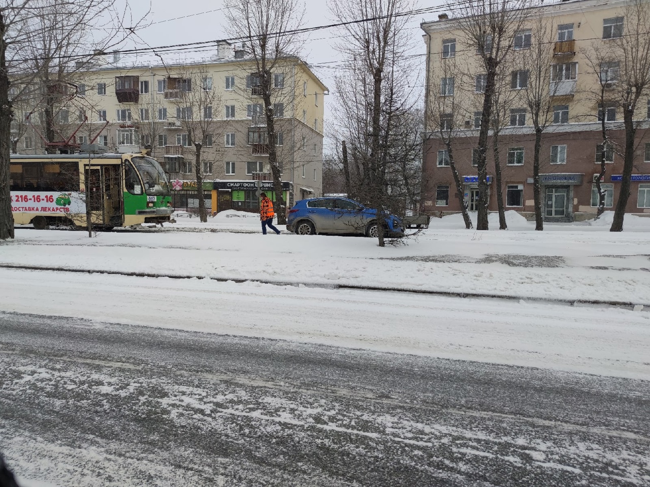 Застрявший на путях автомобиль парализовал движение трамваев на проспекте Космонавтов
