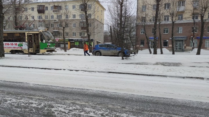Застрявший на путях автомобиль парализовал движение трамваев на проспекте Космонавтов