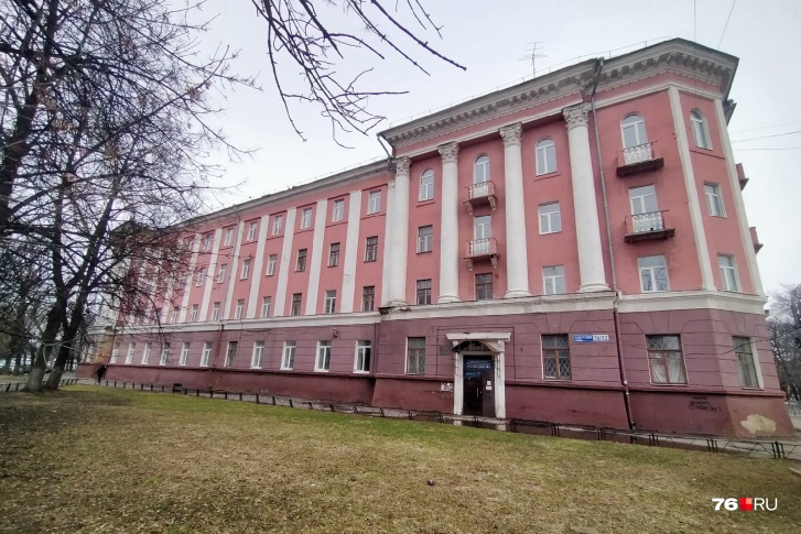 Здание бывшей детской больницы на проспекте Ленина в Ярославле пока пустует Здание бывшей детской больницы на проспекте Ленина в Ярославле пока пустует