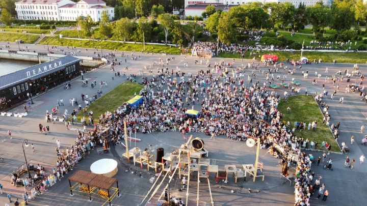 День города на финише: смотрите, как много людей пришло на закрытие уличных театров в Архангельске