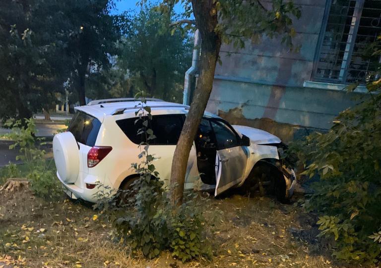 В Екатеринбурге южанин угнал Toyota с таджикскими номерами и врезался в дом, когда удирал от ДПС