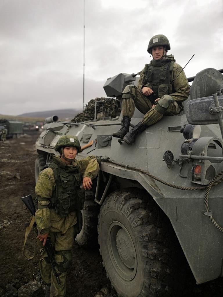 Дмитрий Данилов (на фото — справа) служил в армии с 2014 года