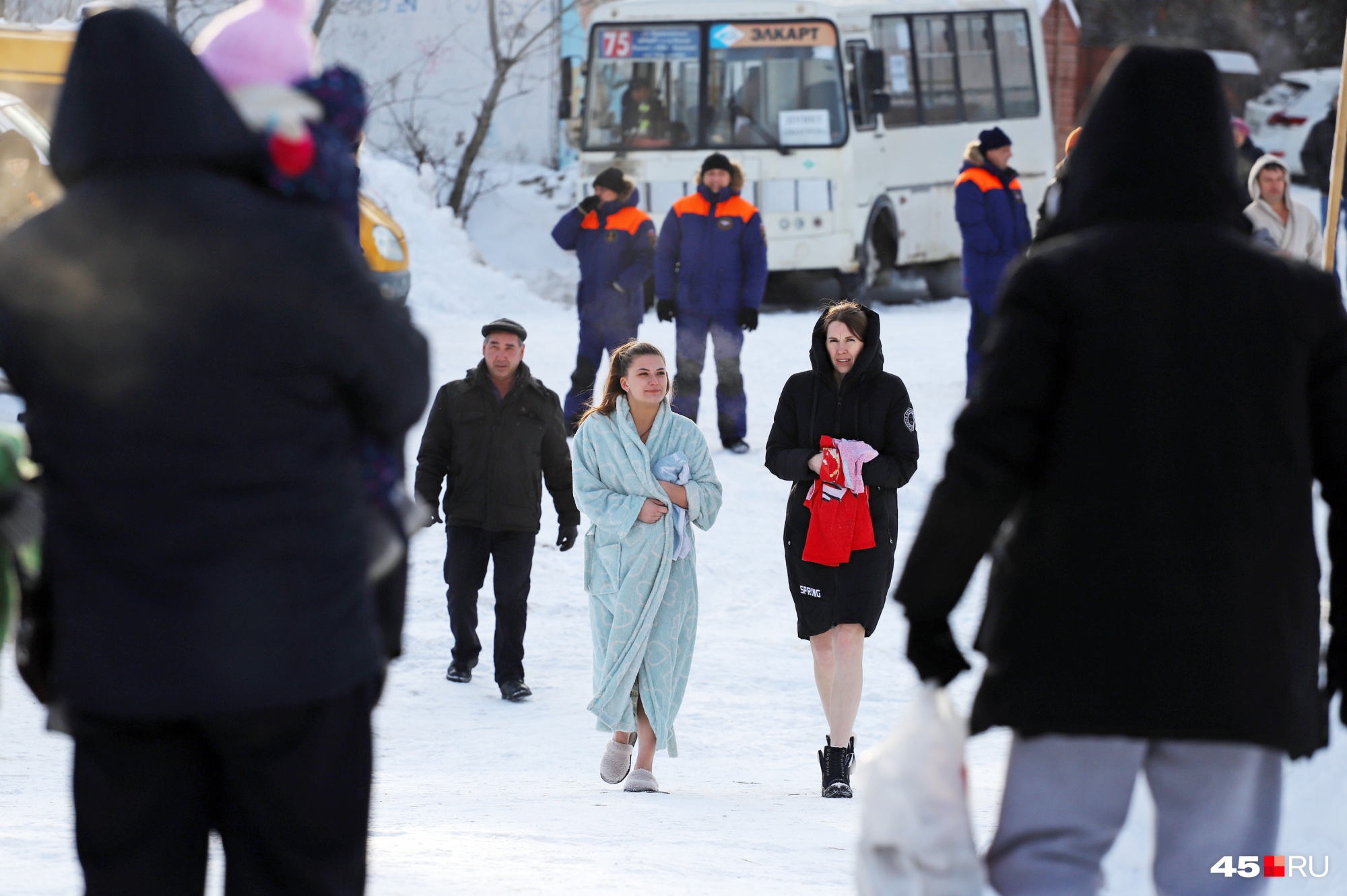 Морозы сегодня пощадили горожан — можно неспешно прогуляться по льду в халате