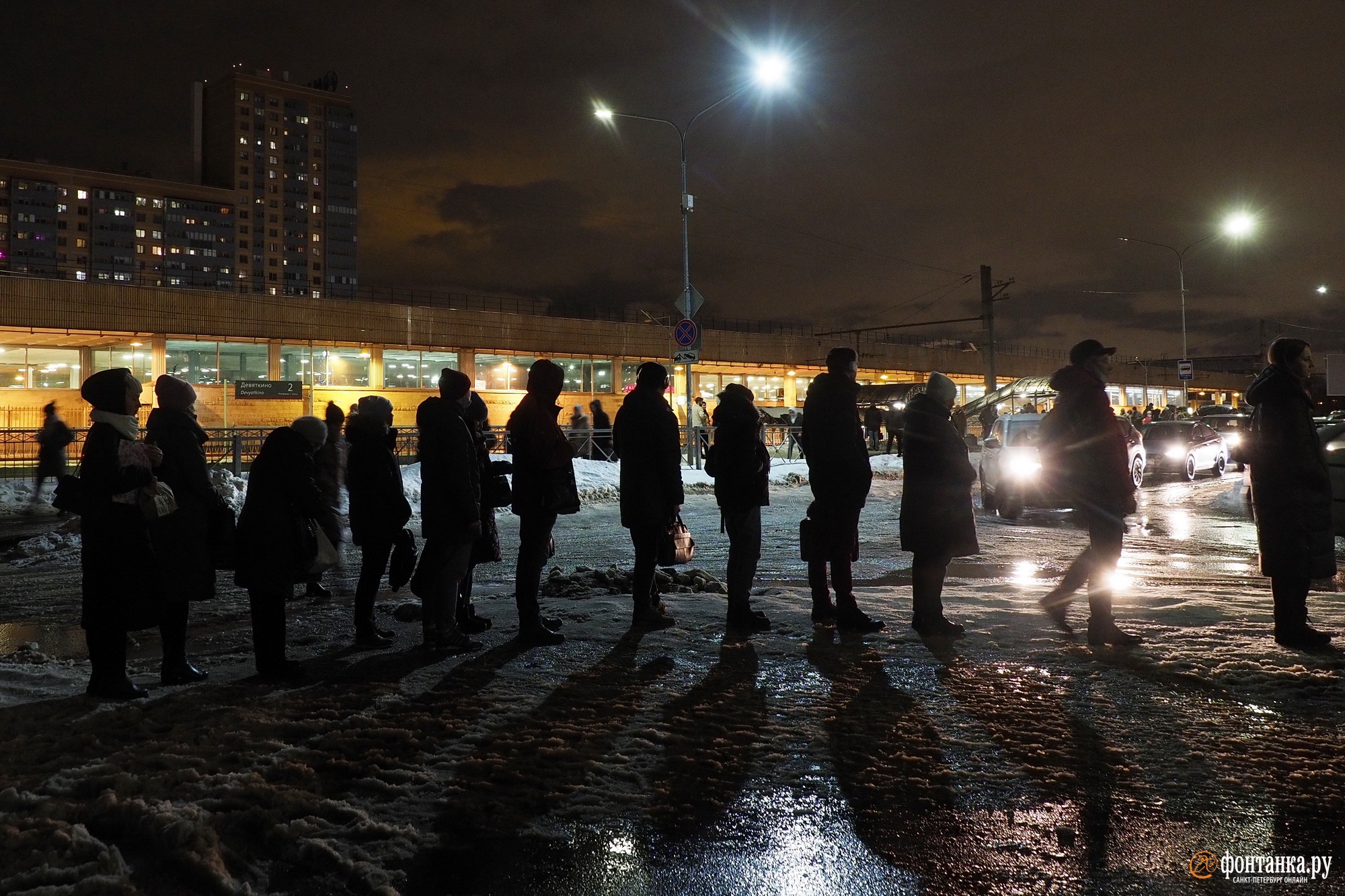 Приехали. Что заставляет людей мерзнуть в огромных очередях у станции метро  «Девяткино» | 14.01.2022 | Санкт-Петербург - БезФормата