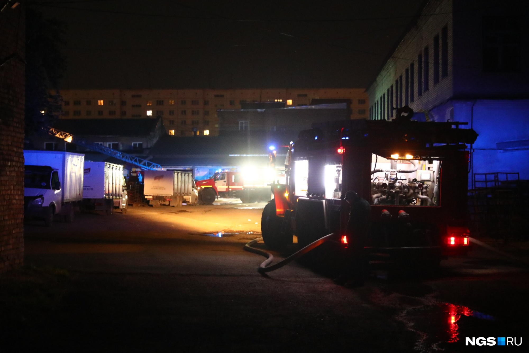 Полтора часа ликвидировали открытый огонь: в Новосибирске загорелся хлебозавод — фоторепортаж с места