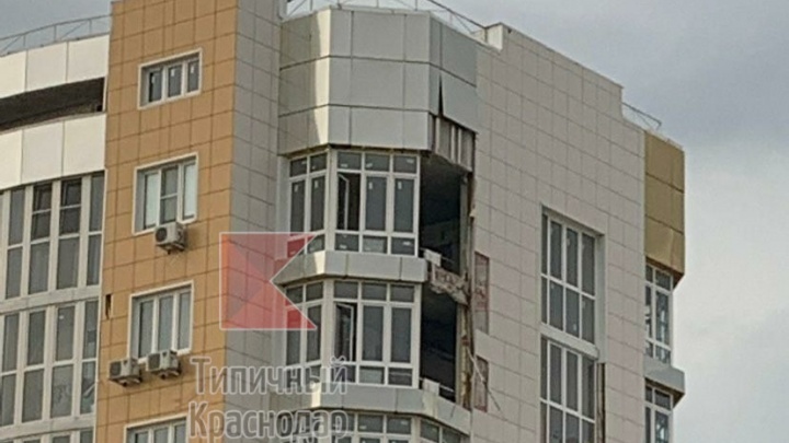 В Краснодаре из-за непогоды вырвало окно на 15-м этаже