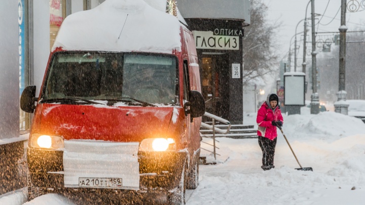 МЧС предупредило жителей Прикамья о сильных снегопадах и гололедице на дорогах