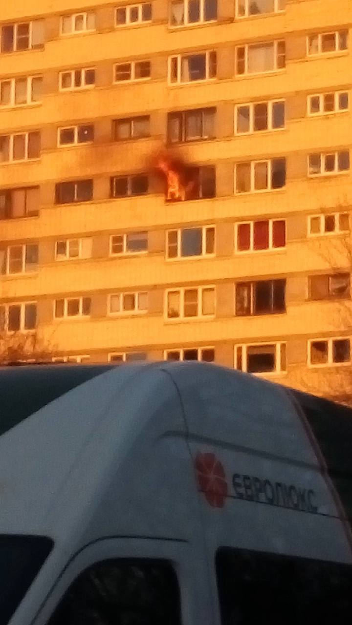 В квартирном пожаре на юге Петербурга пострадал мужчина