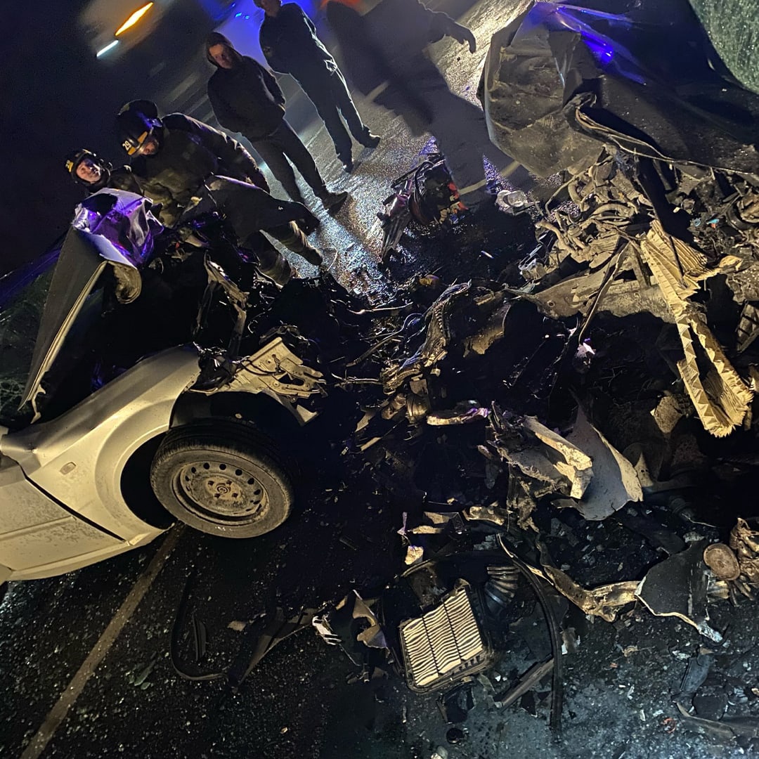 Для извлечения тел погибших из салонов автомобилей понадобилась помощь спасателей Для извлечения тел погибших из салонов автомобилей понадобилась помощь спасателей