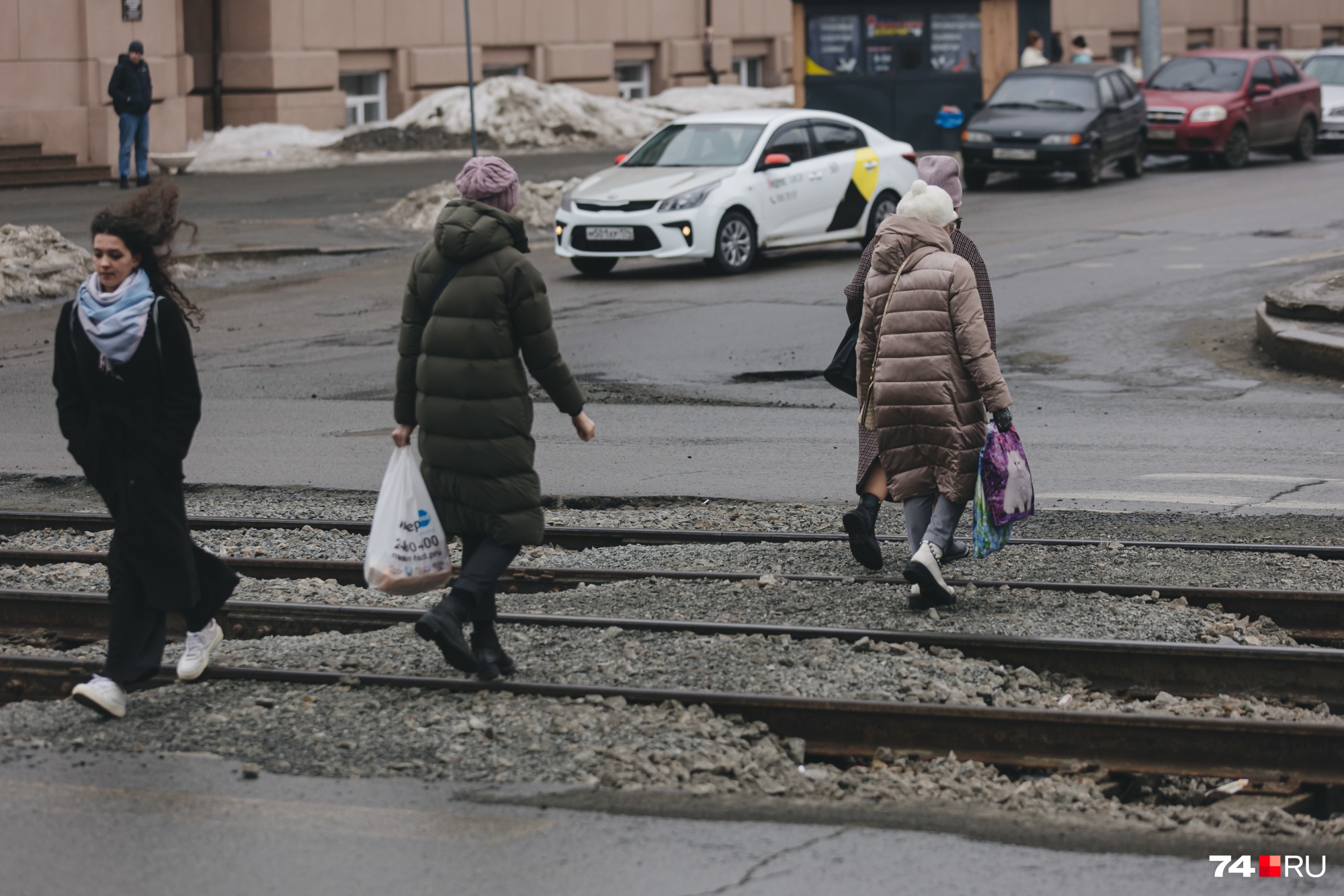 Так, судя по всему, чиновники представляют себе комфортный пешеходный переход через трамвайные пути Так, судя по всему, чиновники представляют себе комфортный пешеходный переход через трамвайные пути