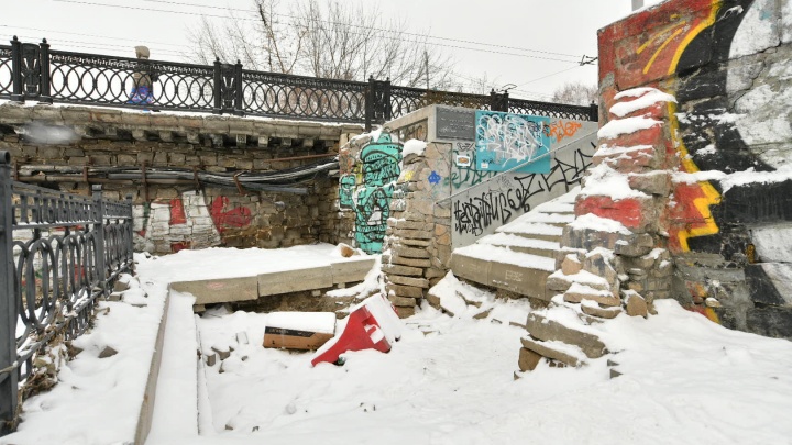 «Грунт оседает»: в мэрии объяснили, почему в центре Екатеринбурга люди карабкаются по разрушенной лестнице