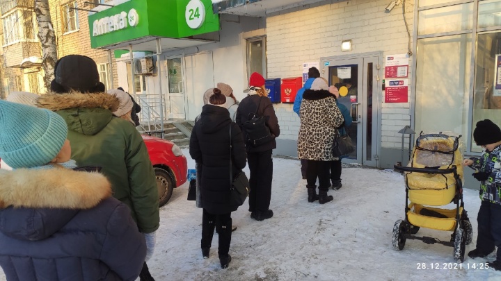 «Вечный бардак!»: ярославцы выстроились в гигантскую очередь, чтобы забрать посылки на почте