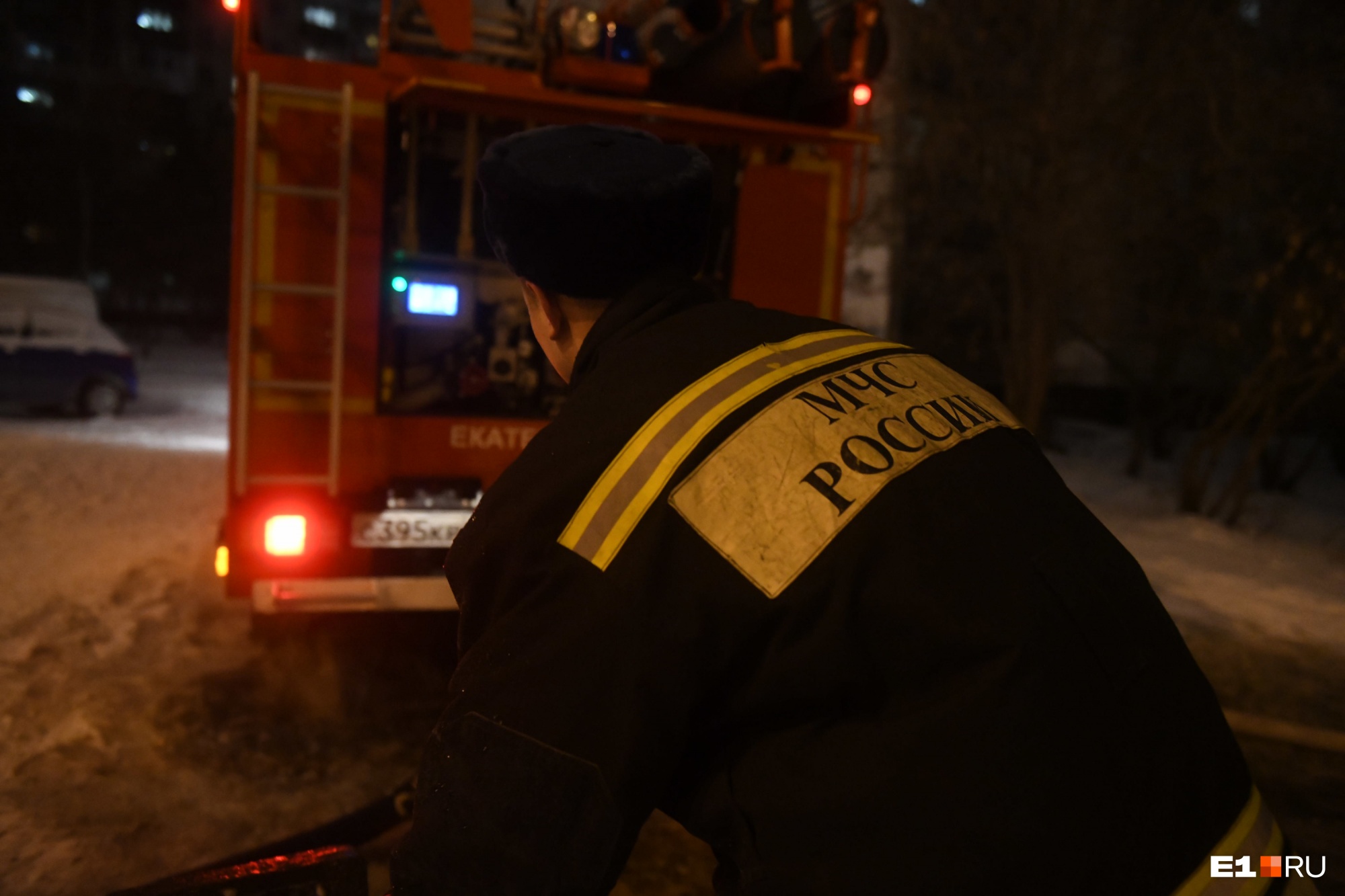 Мать успела спасти только одного ребенка: в Свердловской области во время пожара погибли двое детей