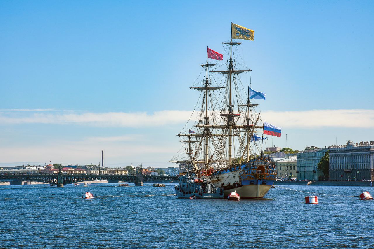 Воскресная репетиция парада ко Дню ВМФ разведет днем четыре моста в Петербурге
