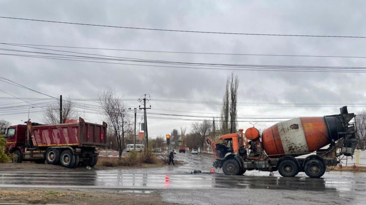 Весь удар пришелся на водителя: в Волгограде столкнулись два тяжелых грузовика