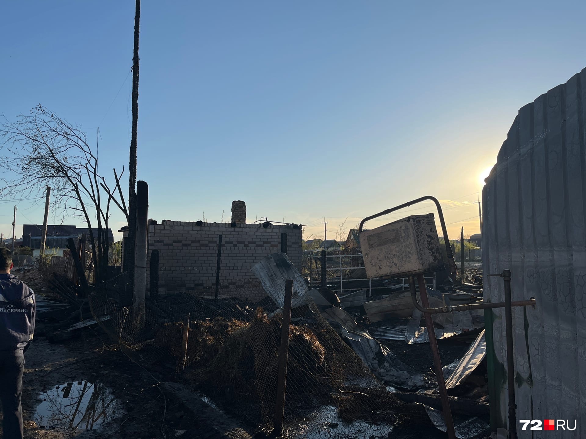 Очевидцы звонили в пожарную, но огонь просто за минуты перекидывался с дома на постройки. В СНТ очень дымно