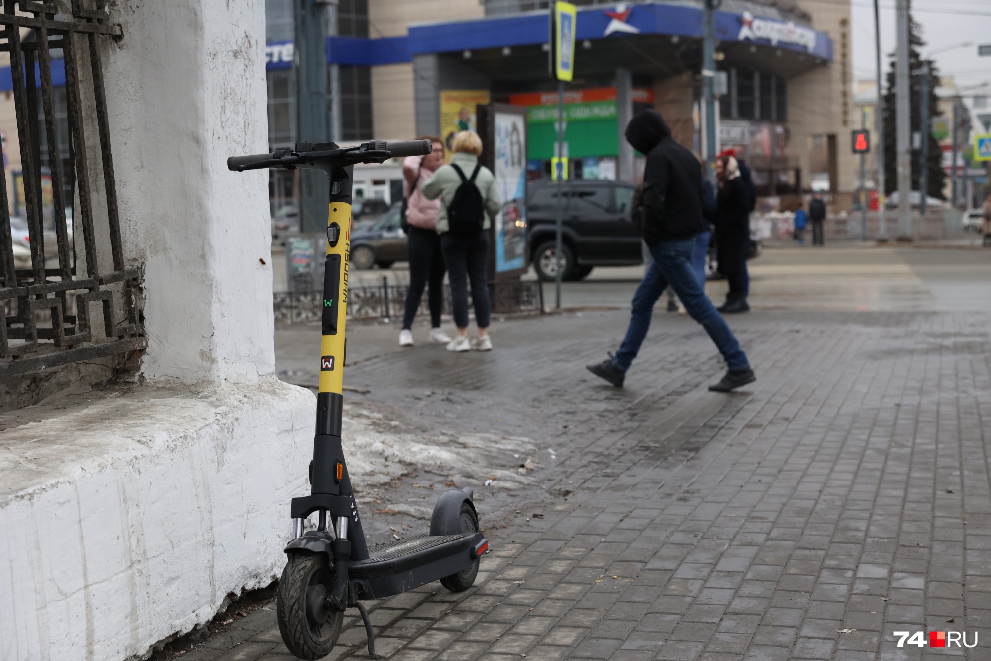 Чтобы взять их в прокат, нужно скачать приложение и считать QR-код на руле Чтобы взять их в прокат, нужно скачать приложение и считать QR-код на руле