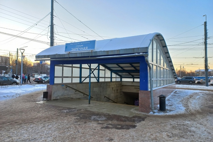 Старые козырьки снесли летом Старые козырьки снесли летом