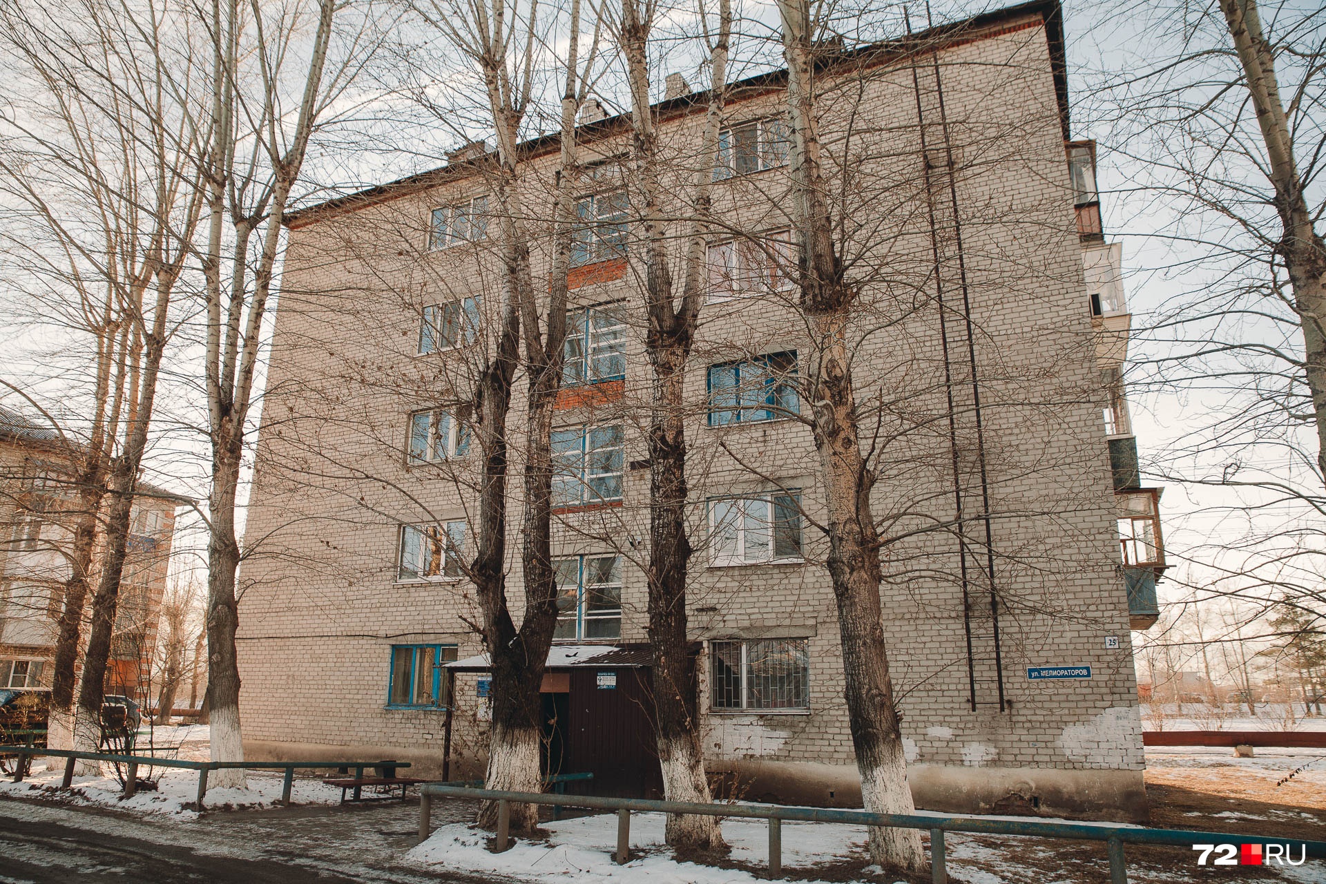 Когда-нибудь видели одноподъездную пятиэтажку? Мы — нет. Но в поселке Мелиораторов такие еще сохранились Когда-нибудь видели одноподъездную пятиэтажку? Мы — нет. Но в поселке Мелиораторов такие еще сохранились