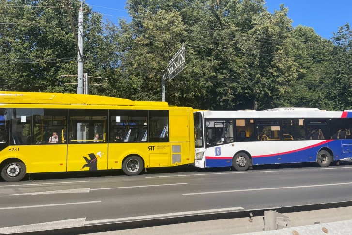 Ярославский и питерский автобусы столкнулись утром