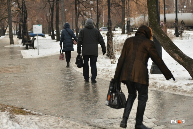 В Екатеринбурге люди едва смогли добраться на работу — улицы были просто стеклянными В Екатеринбурге люди едва смогли добраться на работу — улицы были просто стеклянными