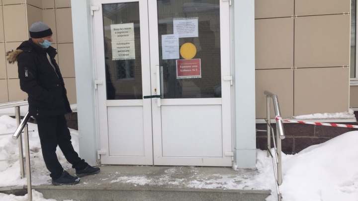 Стояла с температурой на морозе: жительница Уфы не смогла попасть на прием к врачу из-за громадных очередей