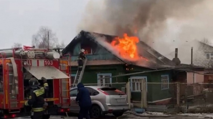 В Заволжском районе Ярославля случился крупный пожар. Видео