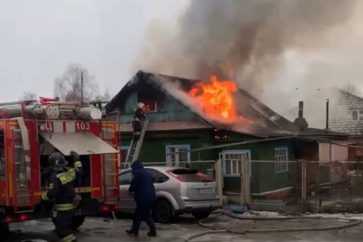 Огонь полностью уничтожил дом