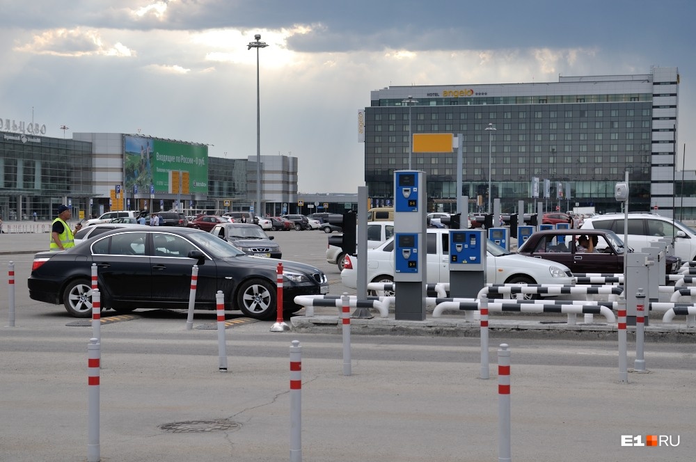 Таксисты в ярости: в Кольцово взвинтили цены на парковку