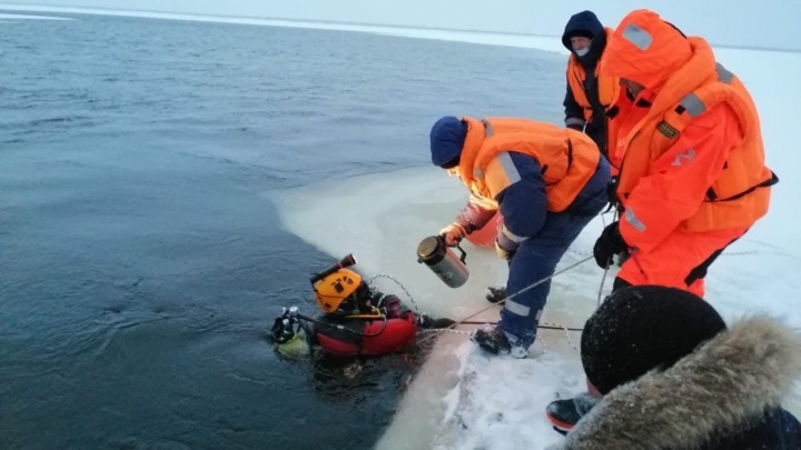 Водолазы отыскали четыре снегохода на дне Енисея в Игарке — тела рыбаков и волонтеров еще не найдены