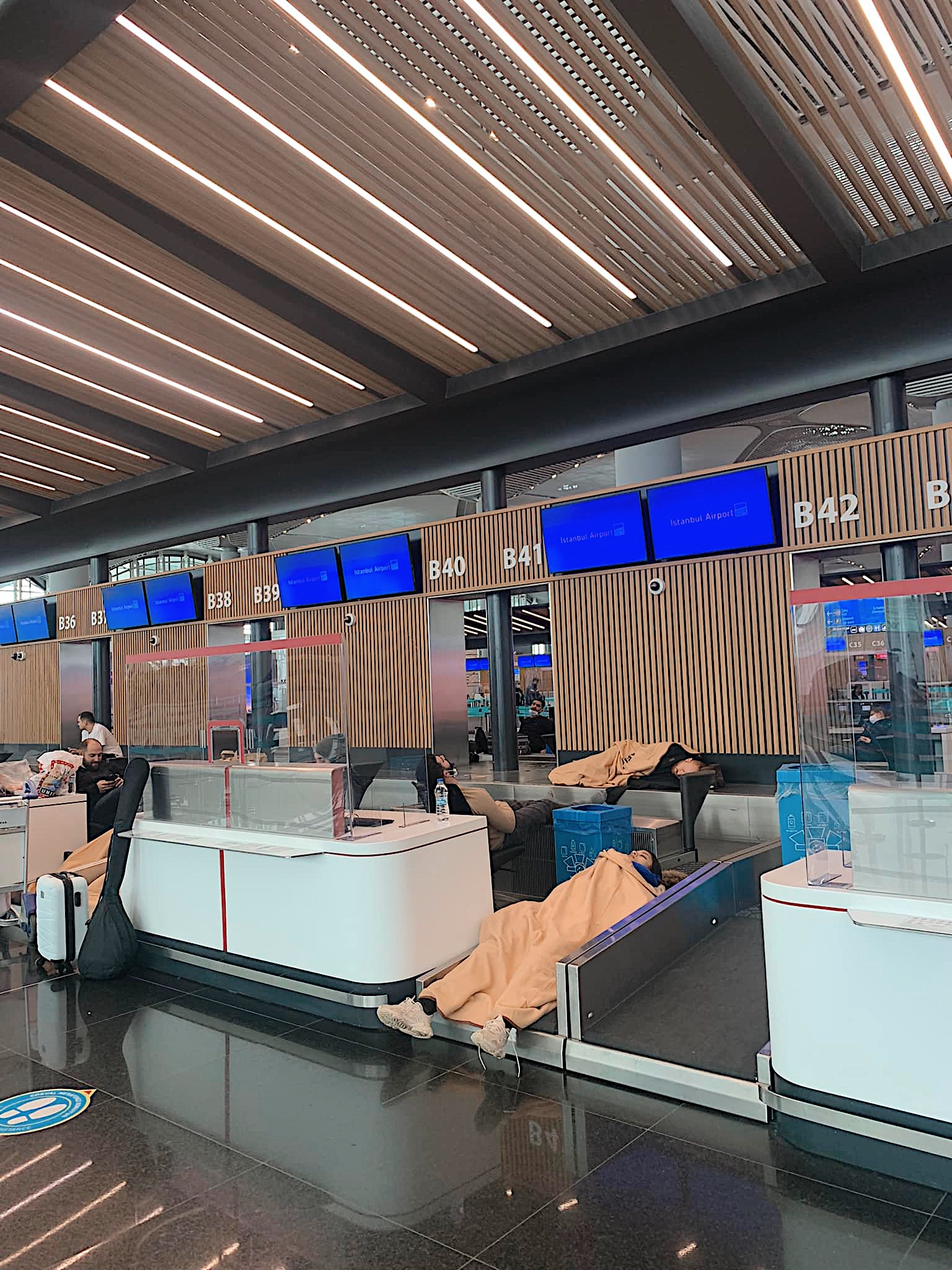 Путешественники со всего мира спали в аэропорту прямо на багажных лентах
