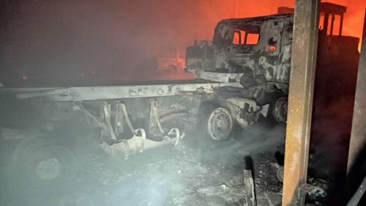 Дым закрыл полнеба: на окраине Екатеринбурга горит строительная техника в ангаре