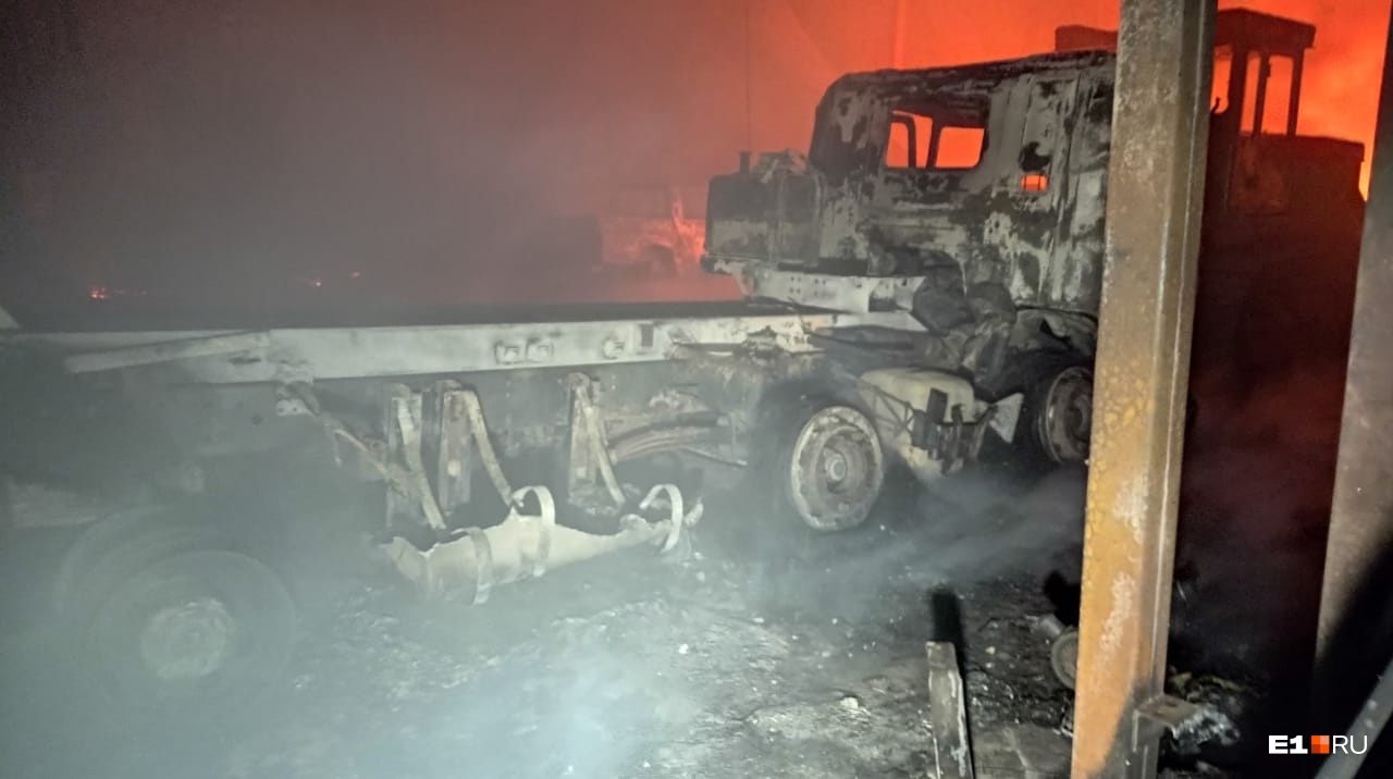 Дым закрыл полнеба: на окраине Екатеринбурга горит строительная техника в ангаре