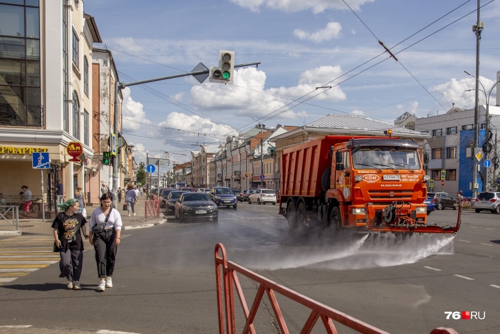 Аномальная жара в Ярославле держится с субботы, но к аэрации коммунальщики приступили только в понедельник