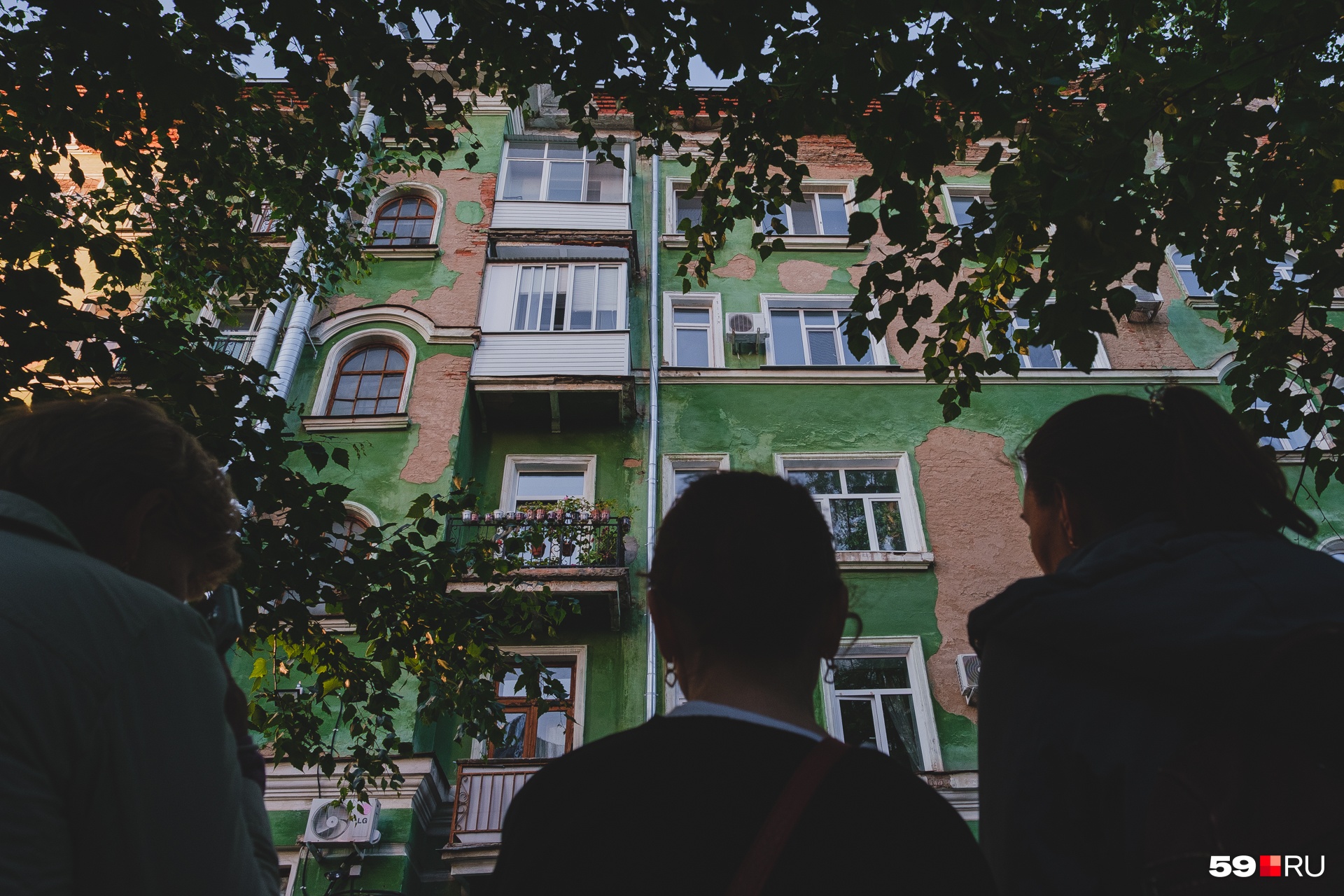 На первом этаже Дома ученых располагались парикмахерская, почта, которая находится там до сих пор, популярный тогда магазин «Чай», где можно было попить чай и кофе На первом этаже Дома ученых располагались парикмахерская, почта, которая находится там до сих пор, популярный тогда магазин «Чай», где можно было попить чай и кофе
