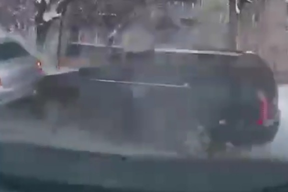 Водитель уходил от удара и влетел во встречные машины Водитель уходил от удара и влетел во встречные машины