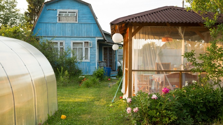 Построить домик и не воевать с соседями: эксперты рассказали, как без проблем оформлять садовый дом