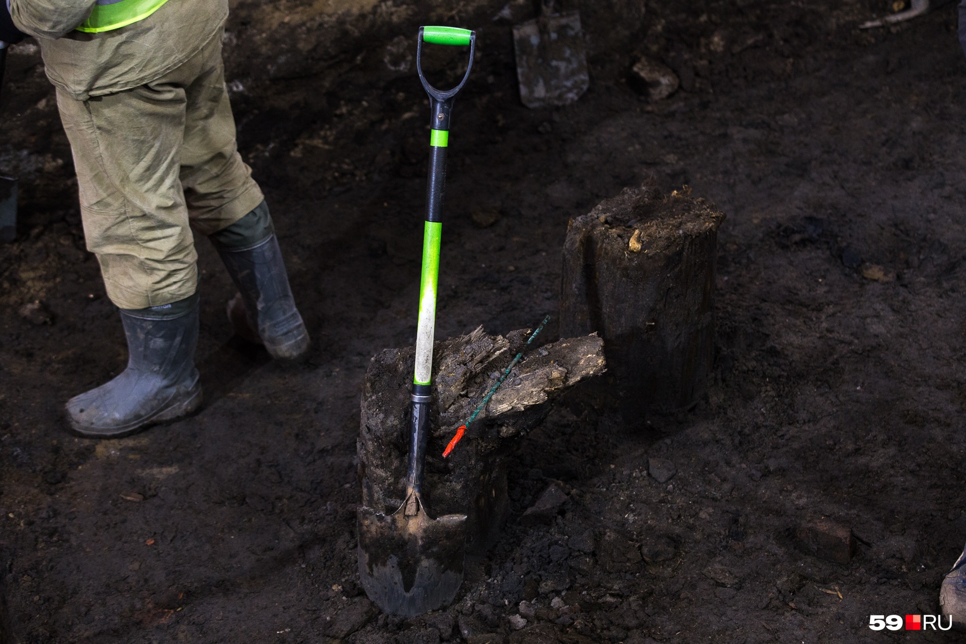 Археологи используют саперные лопаты