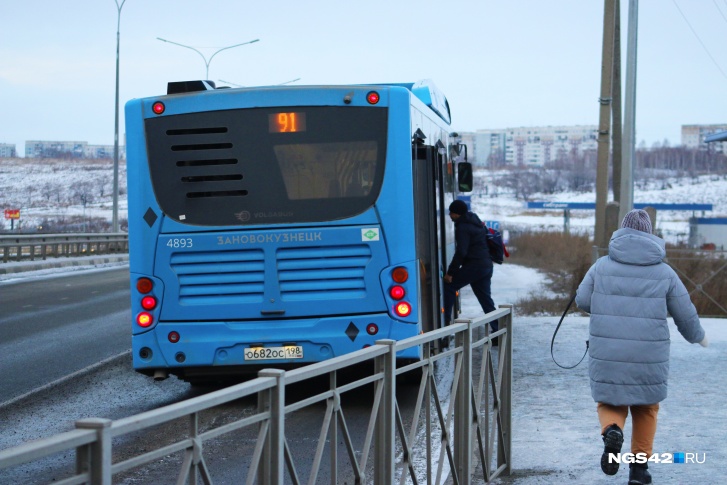 Пассажиров в южной столице Кузбасса ежедневно проверяют десятки контролеров
