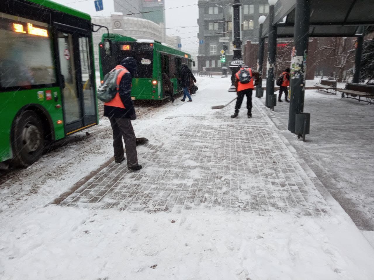 На каждой точке работают сразу по несколько дворников На каждой точке работают сразу по несколько дворников