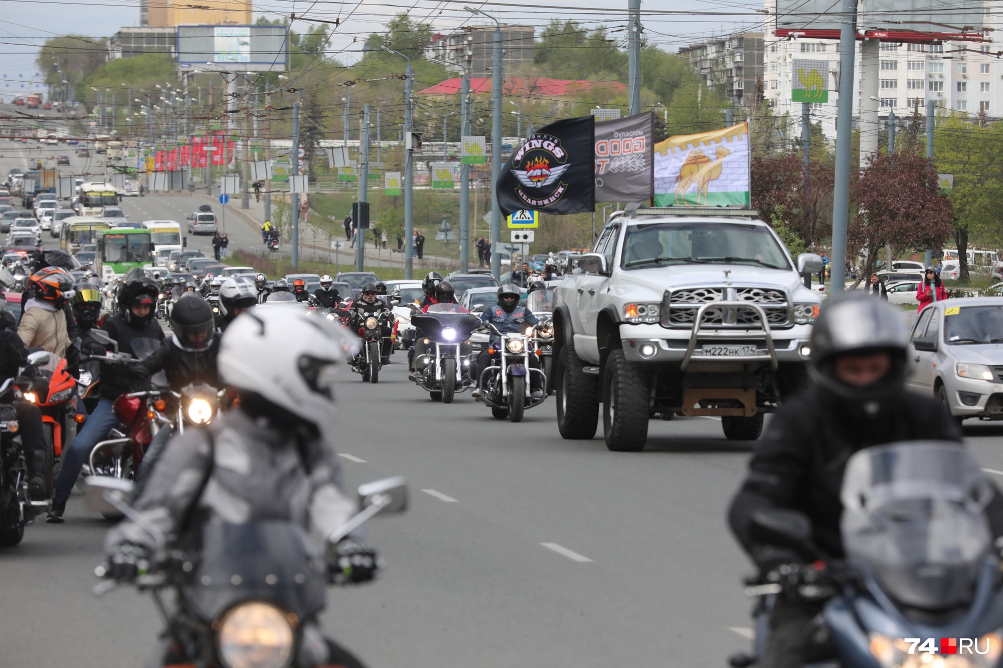 После встречи у «Мегаполиса» колонна мотоциклистов двинулась по Свердловскому проспекту в сторону АМЗ