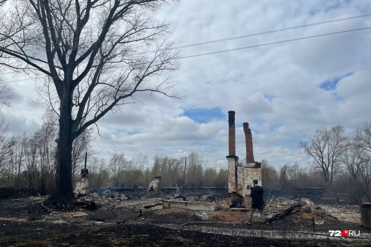 Огонь уничтожил большую часть деревни. Жителям и пожарным удалось отстоять не менее 13 домов